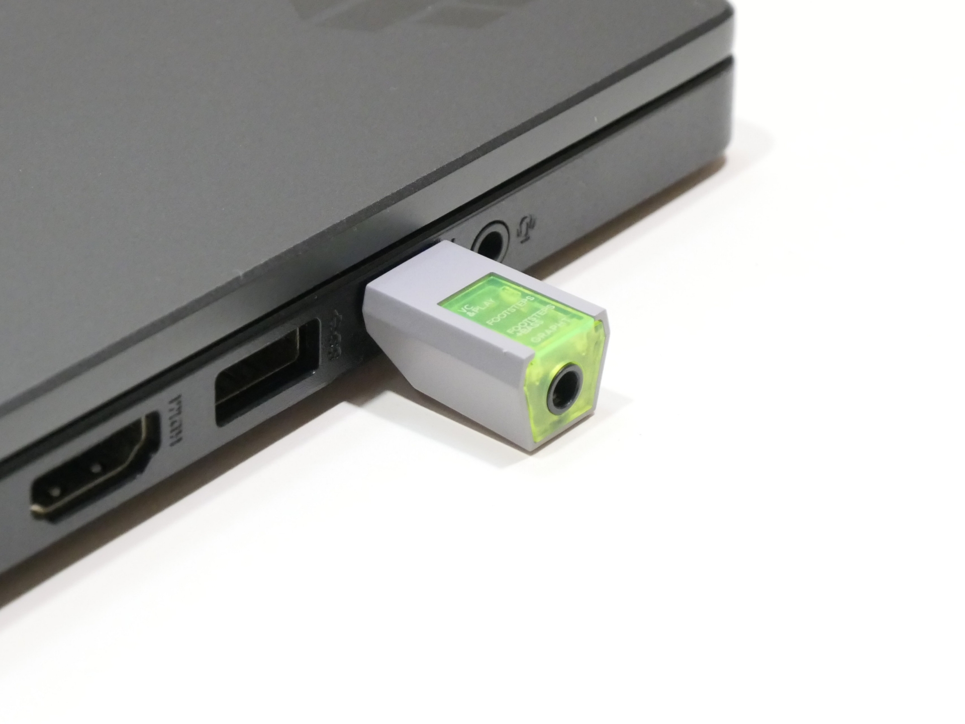PCなどとはUSB Type-Cで接続して利用する。端子がない時はUSB Type-A変換アダプタでも利用できる