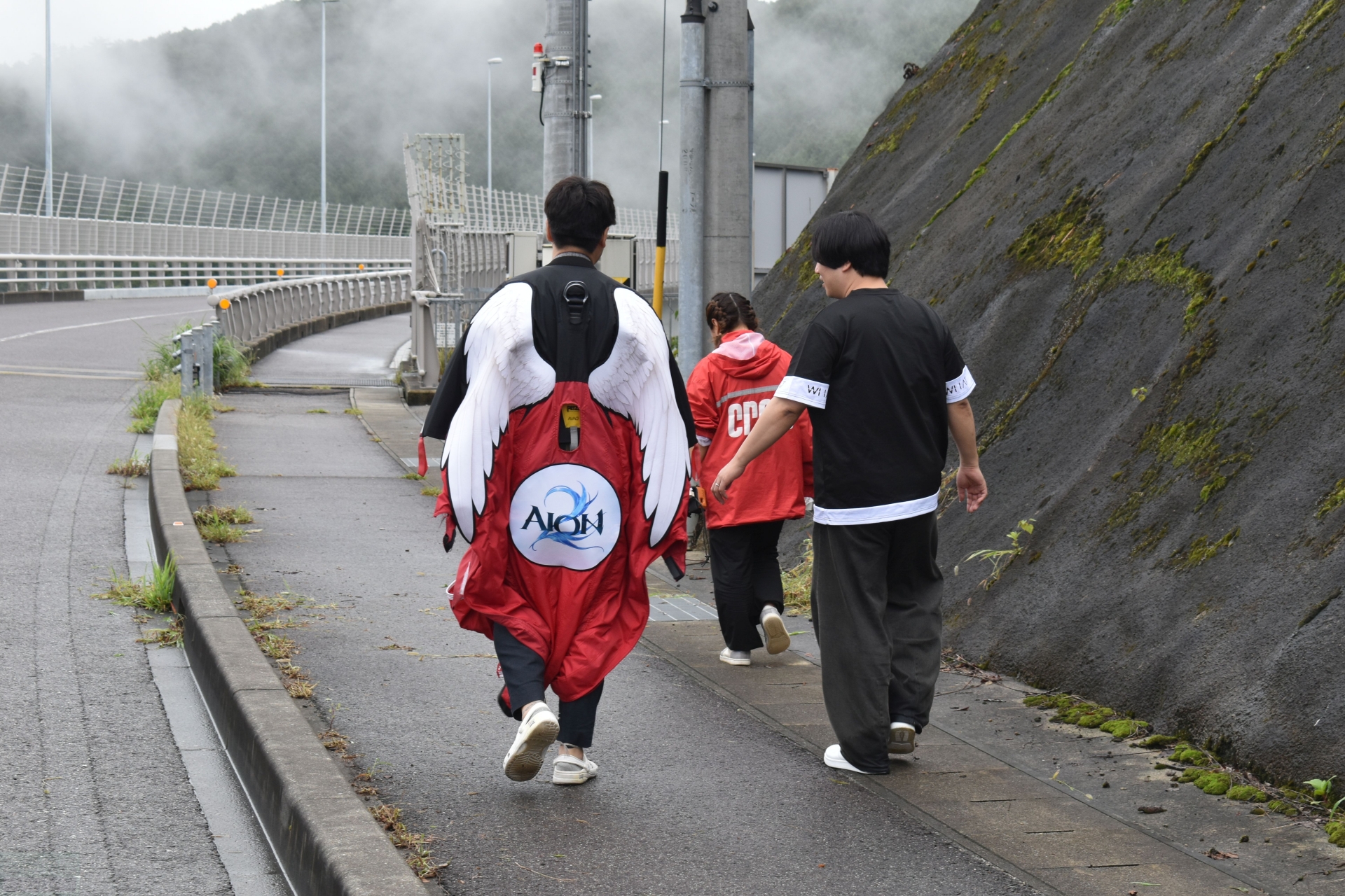 下は覗かないほうがいいというアドバイスを受けながらジャンプ台に向かう洪氏
