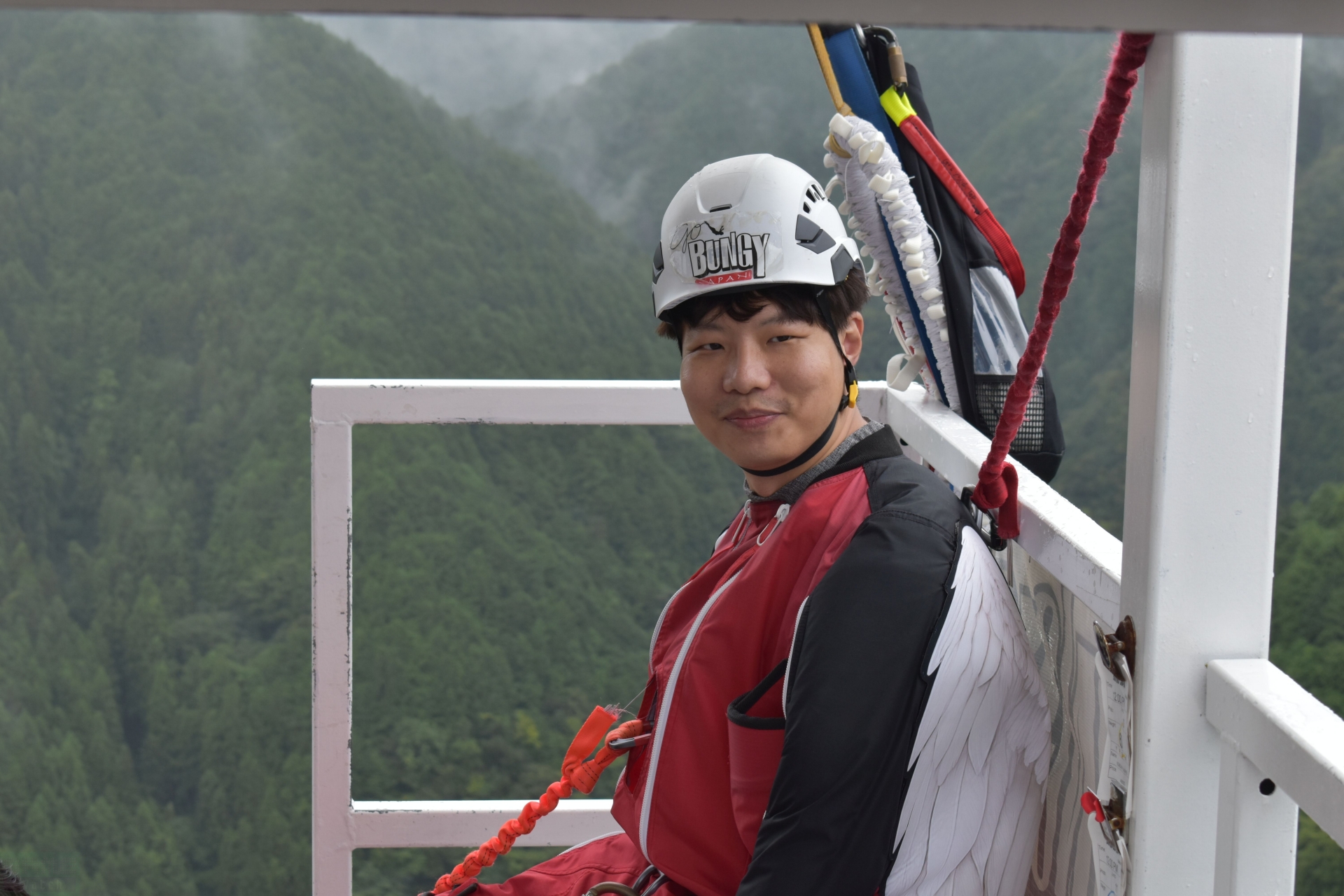 ジャンプ直前の洪氏。さすがに恐怖心を隠せない印象だ