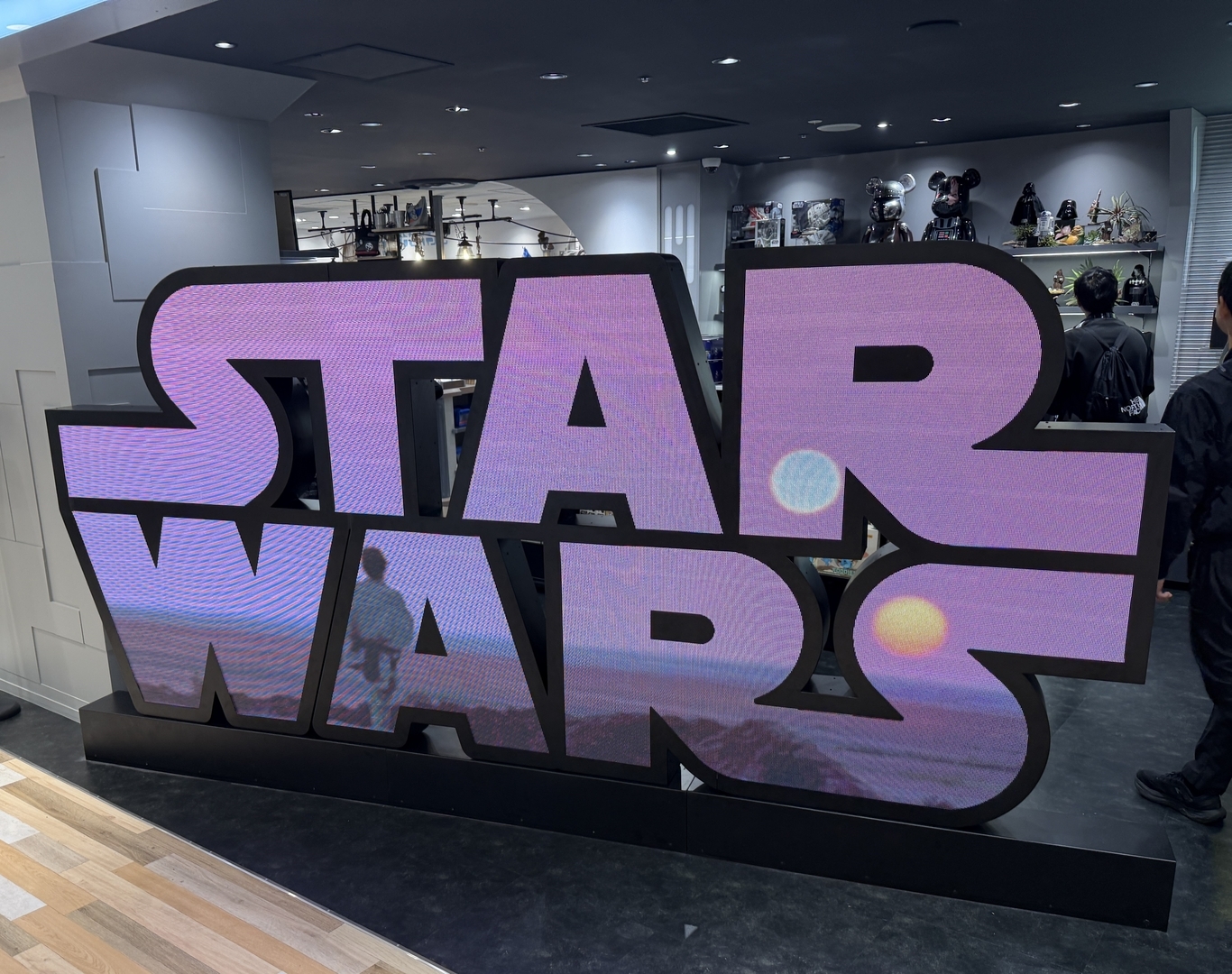 入り口の「STAR WARS」ロゴダイカットモニター。映像が劇中のものに15秒に1回入れ替わったりする