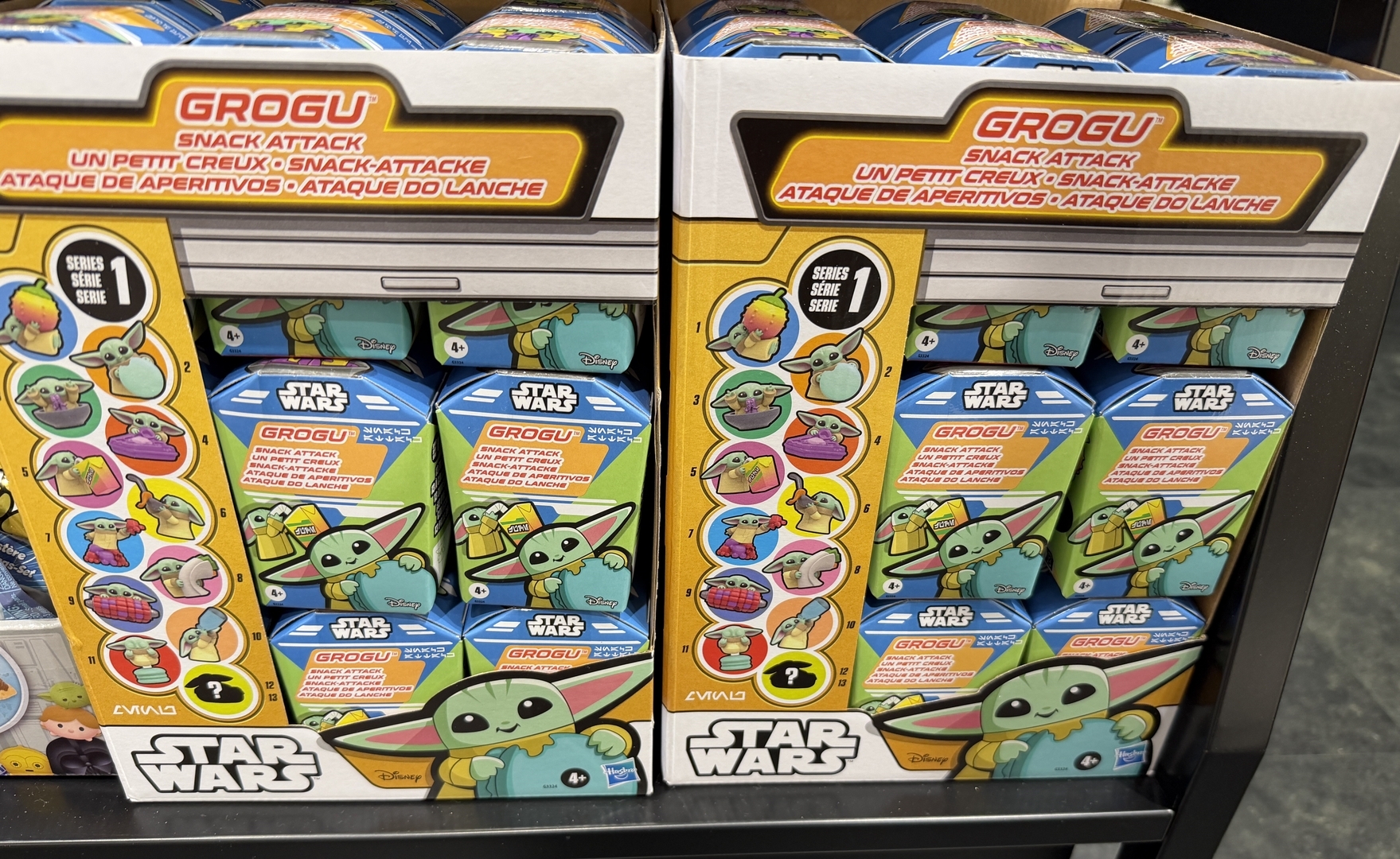 販売エリアごとに作中の雰囲気が表現されていて、いるだけでも気分が高まる