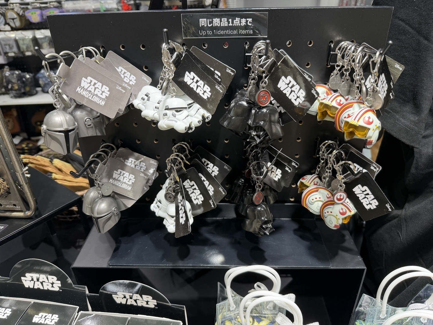 「STAR WARS」ロゴが目立つ。イベントとかに着ていきたい