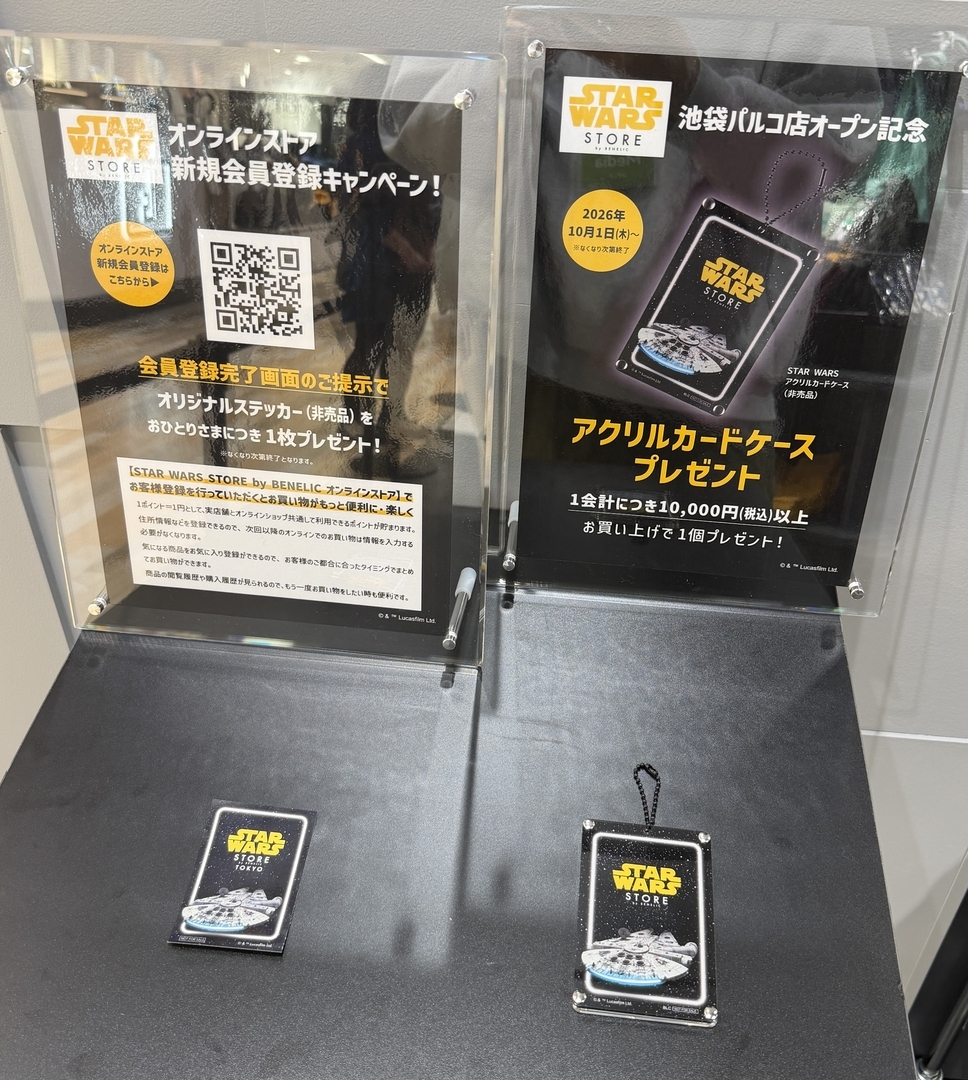 ショッパー。手前からL、S、Mサイズ。日常使いできそうなほどしっかりとした生地で作られている