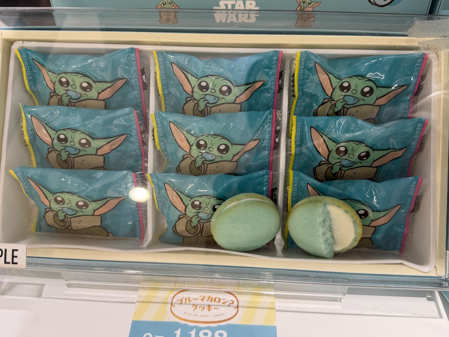 劇中でグローグーが良く食べている青いマカロンのようなものを模したお菓子。新商品ではないが見逃せない