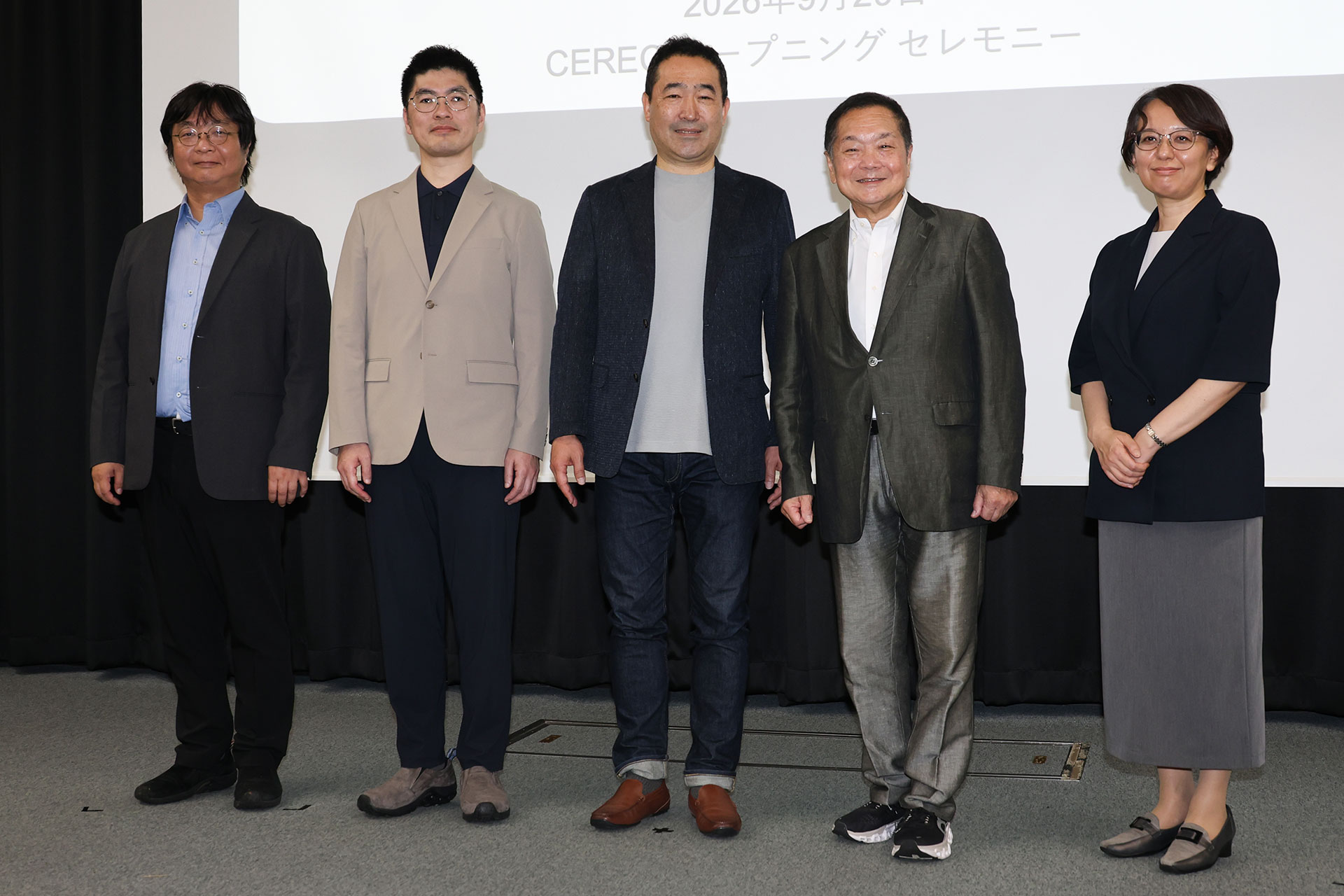 写真左から、CEREC 特任准教授の簗瀬洋平氏、CERECセンター長の野嶋琢也氏、電気通信大学長の村松正和氏、電気通信大学特別客員教授の久夛良木健氏、独立行政法人日本芸術文化振興会 審議役の山田亜紀子氏