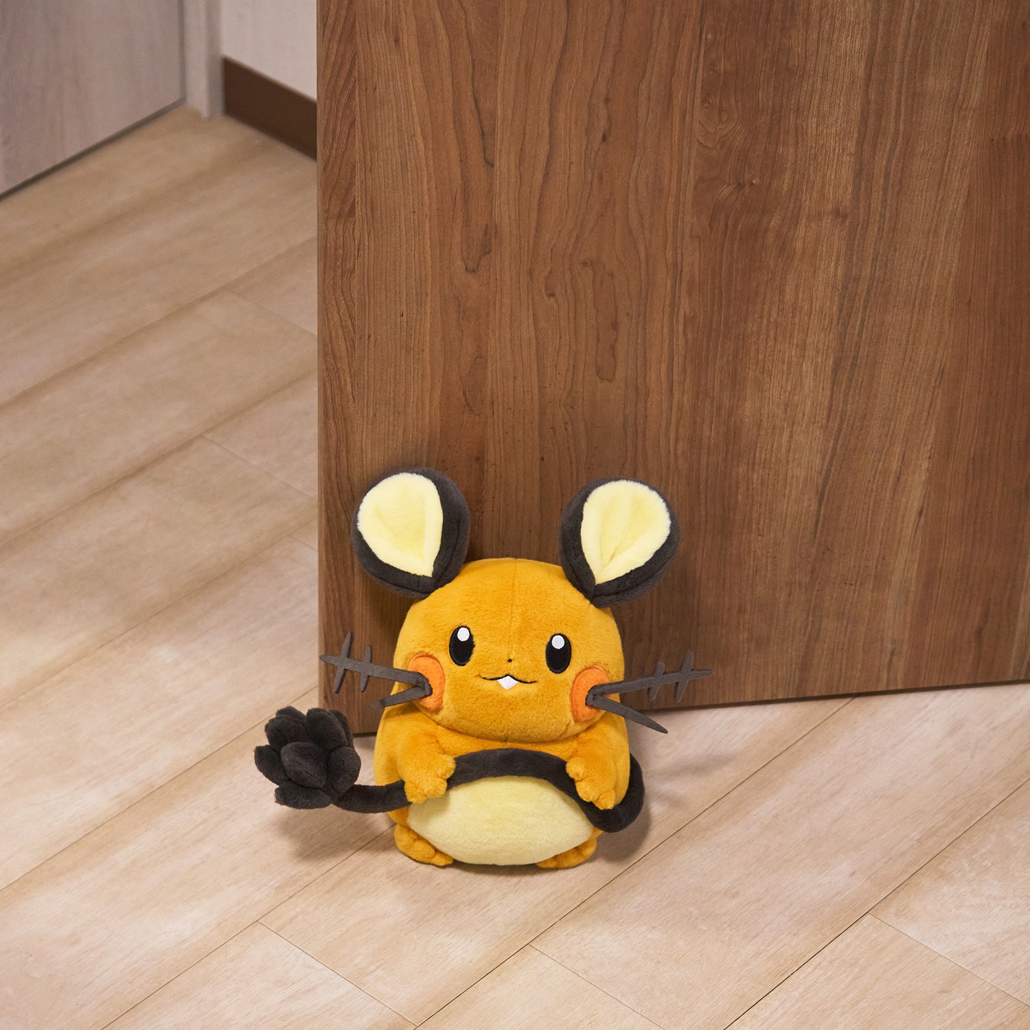 ずっしり2.2kg！等身大ドアストッパー でんきちょーだい！ デデンネ 価格：5,940円