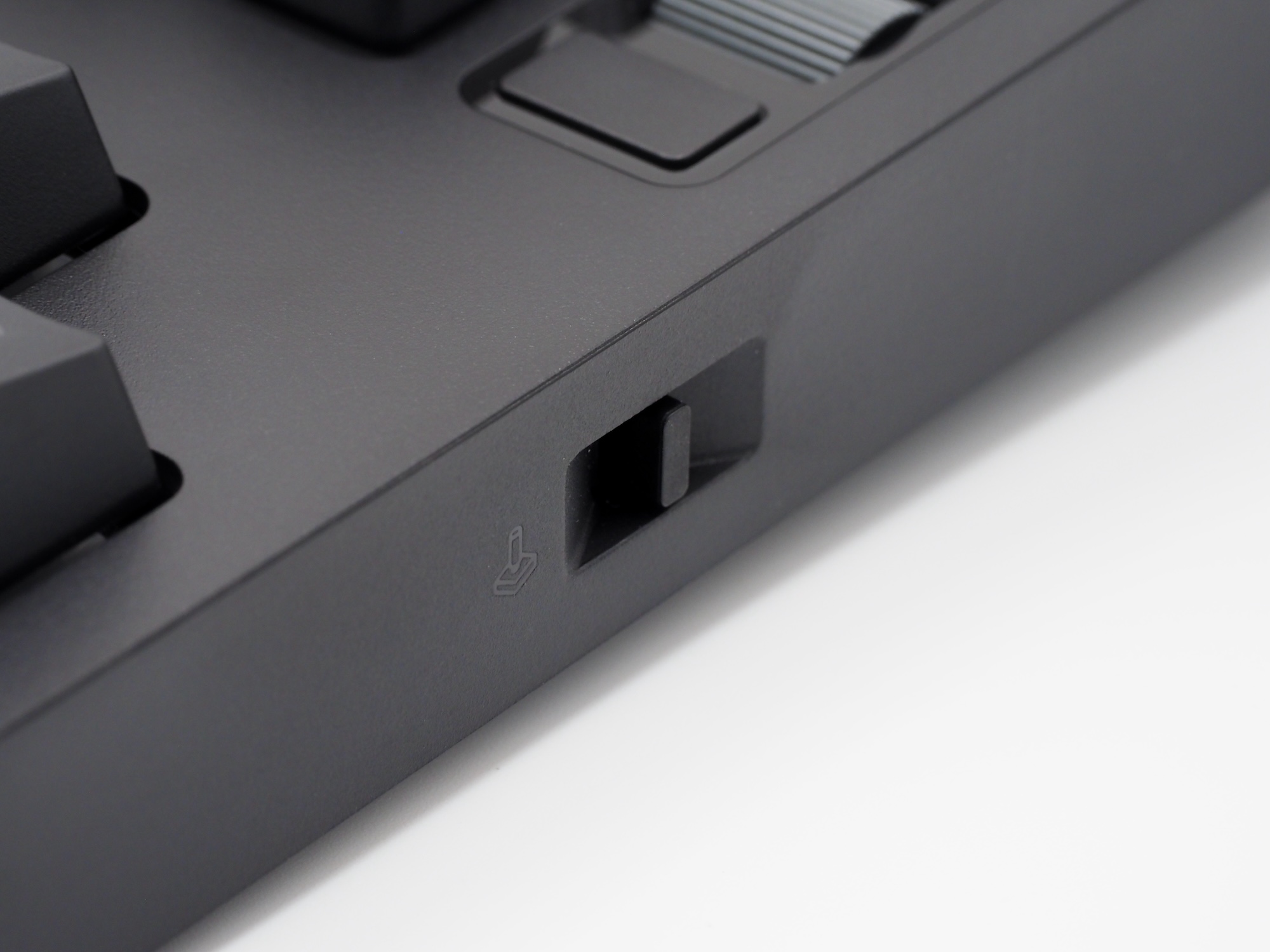 右側面には「ゲームモード」スイッチが搭載されている