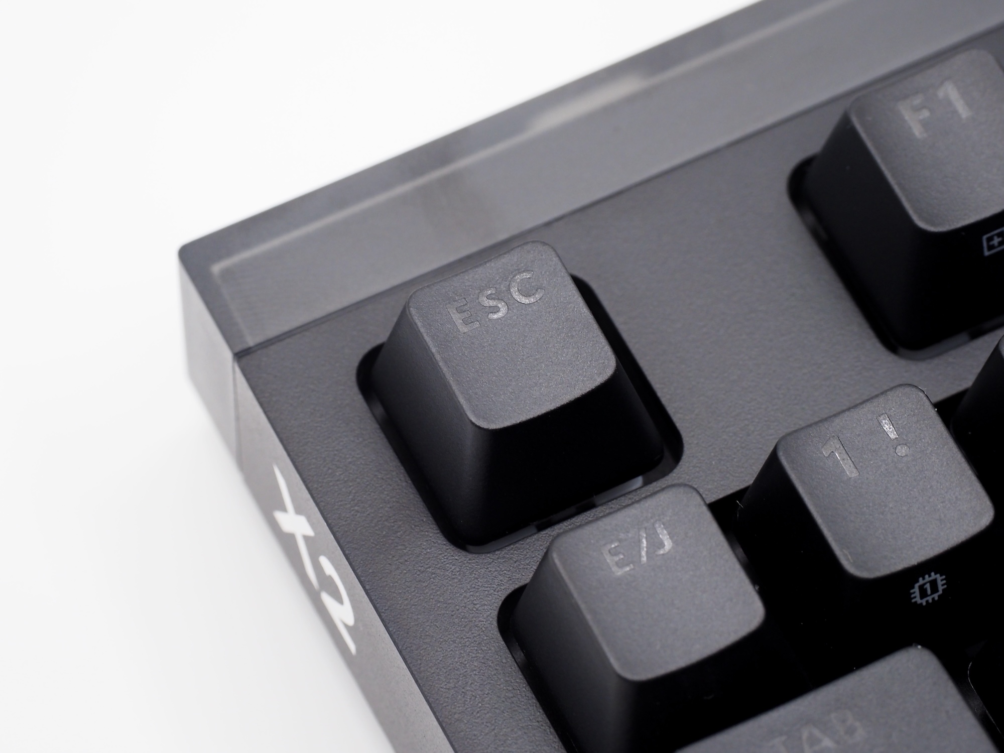 よりシンプルにしたい場合は、通常の「ESC」キーキャップも付属している