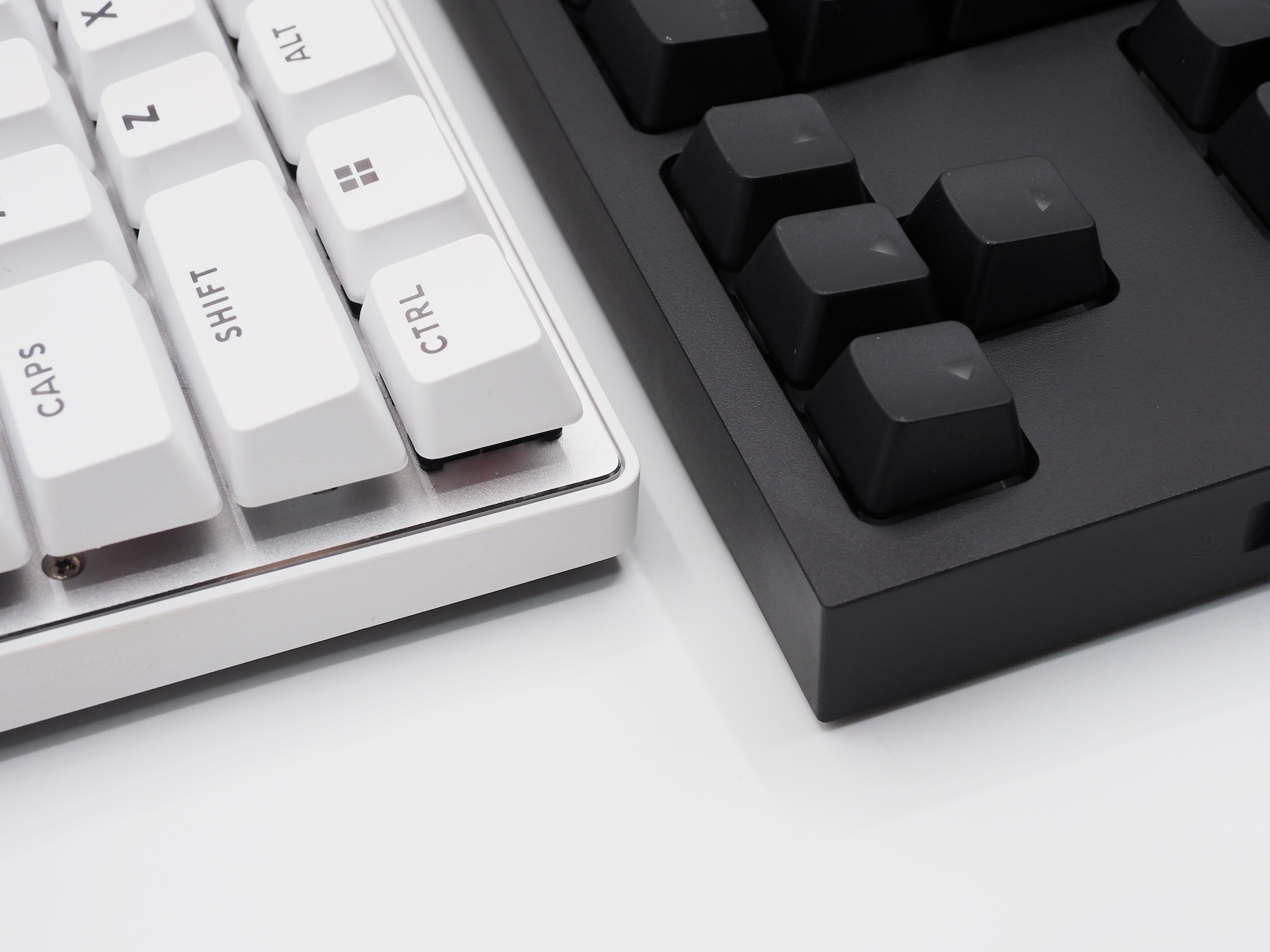 角の仕上げも「PRO X TKL RAPID」は丸みを帯びているのに対して、「PRO X2 RAPID」は直線的になっている