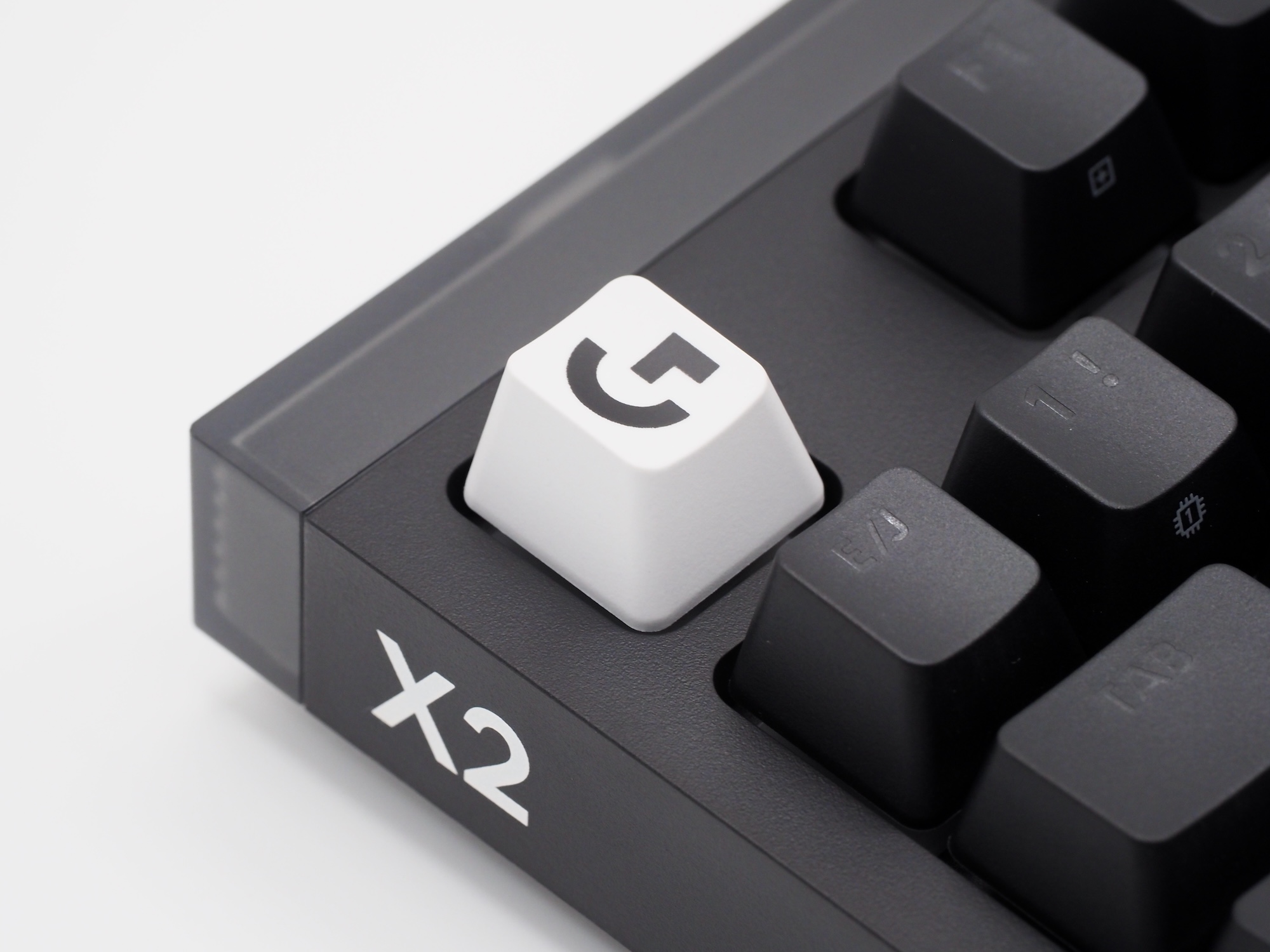 左側面に「X2」ロゴ、ESCキーは「ロジクールG」ロゴがあり、アクセントになっている