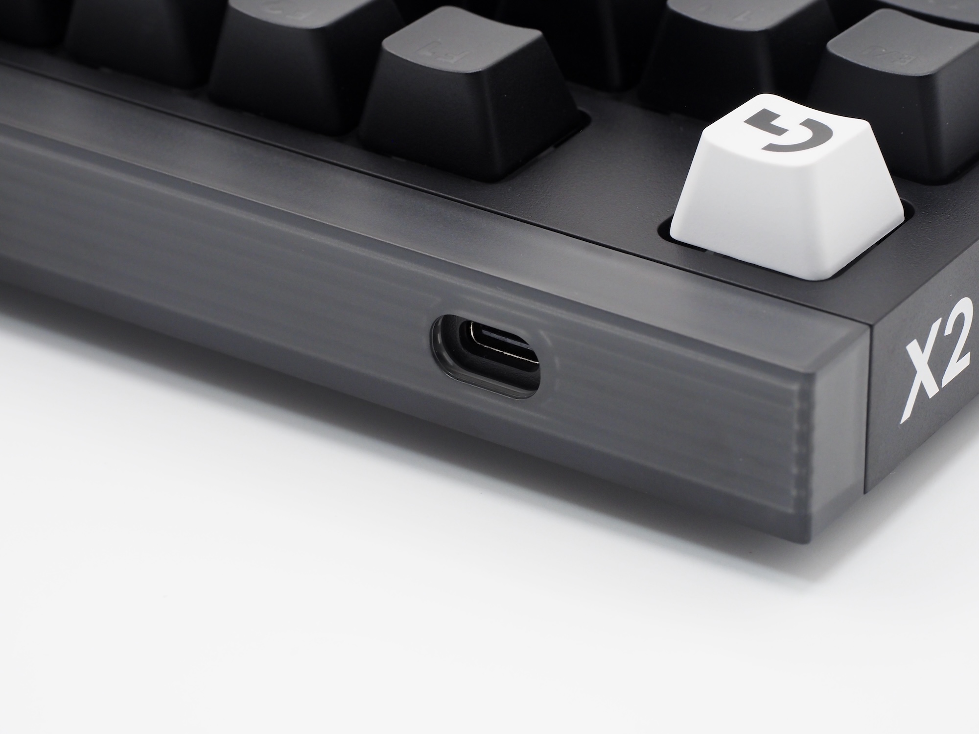 上側面の左側にUSB Type-Cポートを搭載。キーボードを“左斜め”に配置するFPSゲーマーにも嬉しい