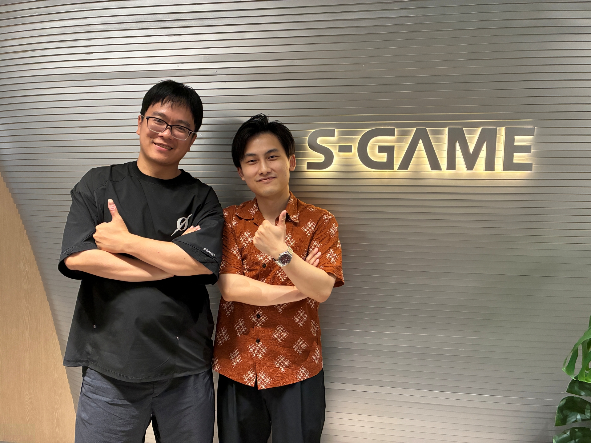 左から、S-GAME創設者で本作ディレクターのSoulframe氏、サウンドプロデューサーのBo Caisheng氏
