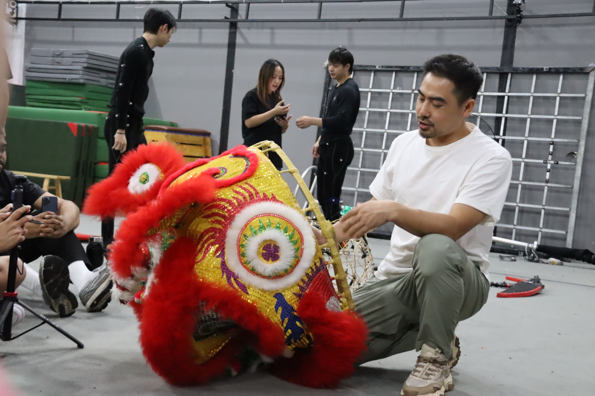 中国獅子舞も、実際に獅子舞を被りながら演じたという