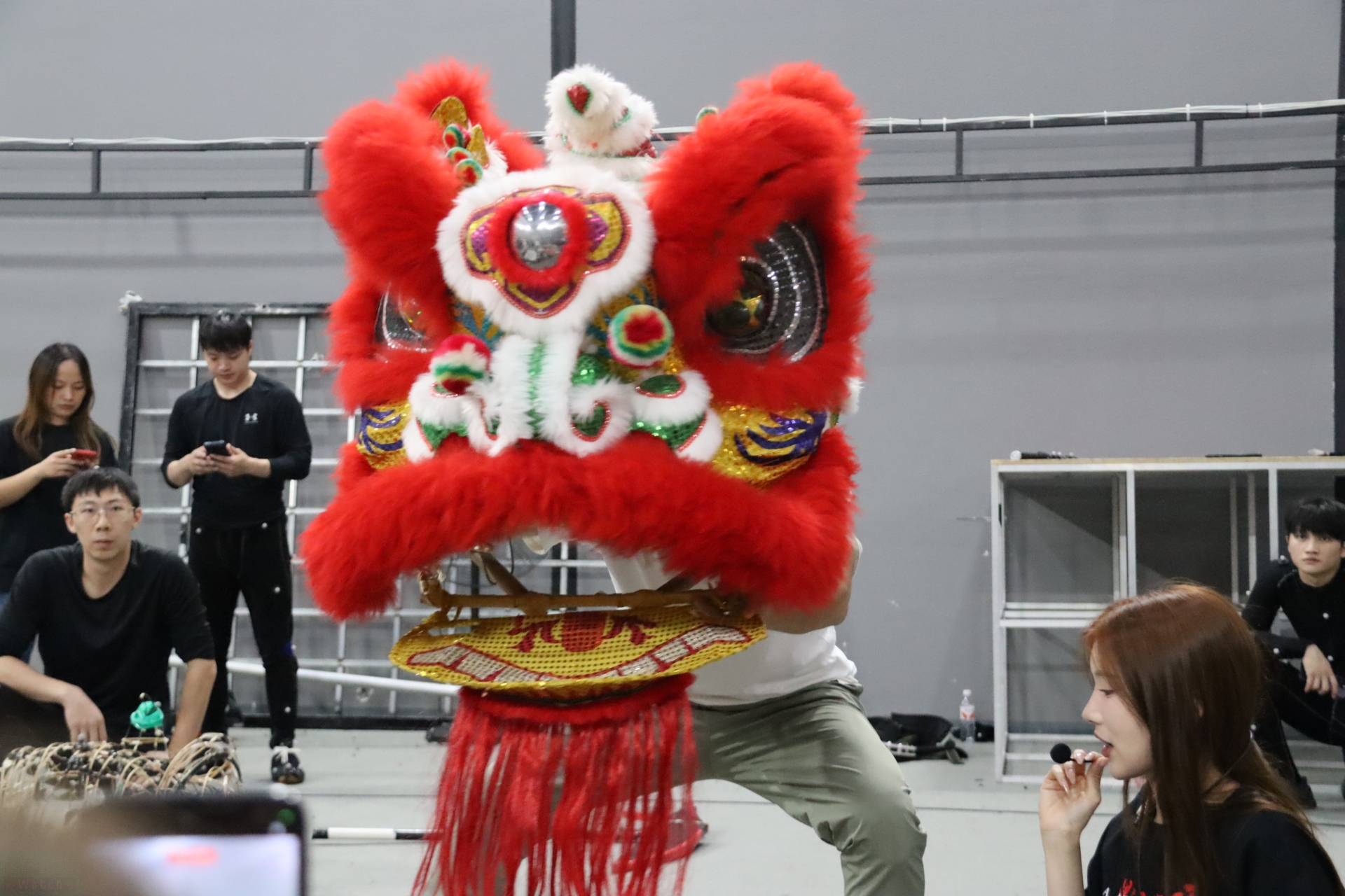 中国獅子舞も、実際に獅子舞を被りながら演じたという