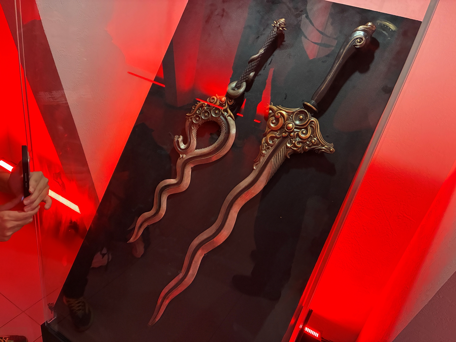 展示されていた武器。ソウルが使用する武器のリアルサイズのレプリカで、専門の鍛冶屋に発注して作っているそう