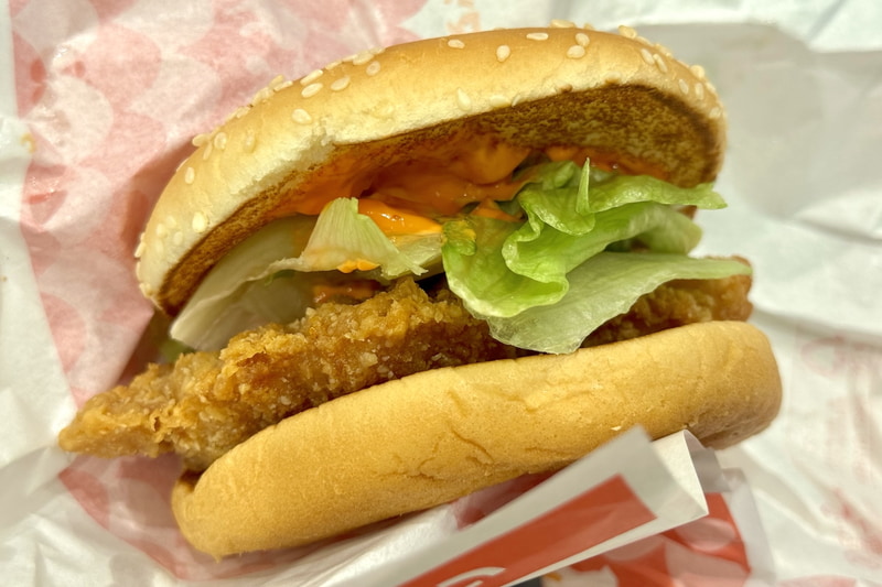 赤いソースがいかにも辛そうだが、ガーリックの風味が効いた旨辛ソースとなっていて、ちょうどよいスパイシー感を楽しめる