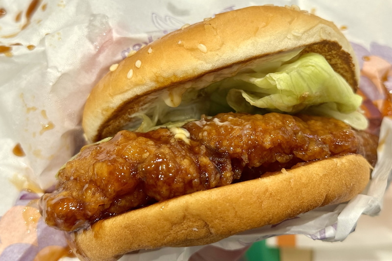 生姜とにんにくを効かせた甘みとコクが特長のてりやきソースとスイートレモンソースが合わさった、マクドナルド唯一の「揚げ×てりやき」バーガーとなっている
