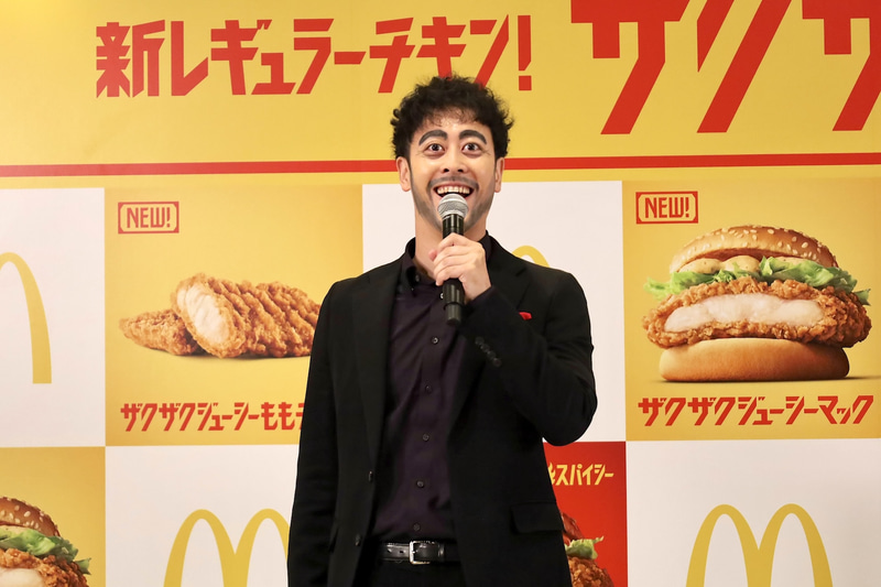 阿部寛さんに代わり、阿部寛さんのモノマネで話題のラパルフェ 都留拓也さんが登場。メイクで顔も寄せているが、声が激似
