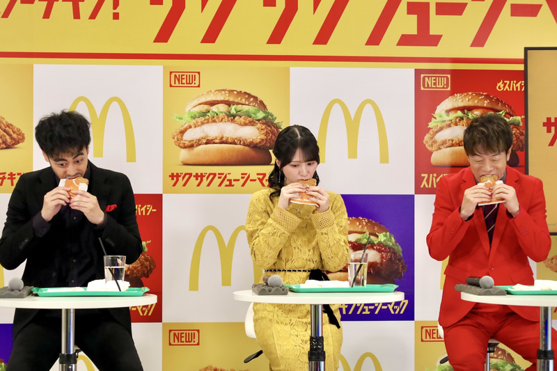 3人で「ザクザクジューシーももチキン」をがぶり