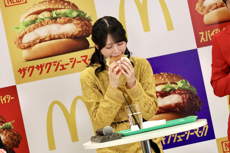 佐々木さんは「ザクザクジューシーマック」を試食