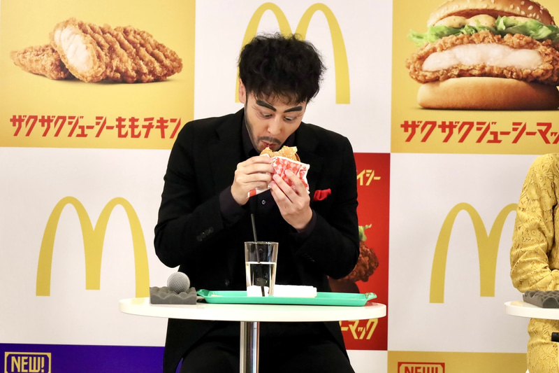 都留さんが食べたのは「スパイシーザクザクジューシーマック」。さり気なく顔マネ？もいれるところはさすが
