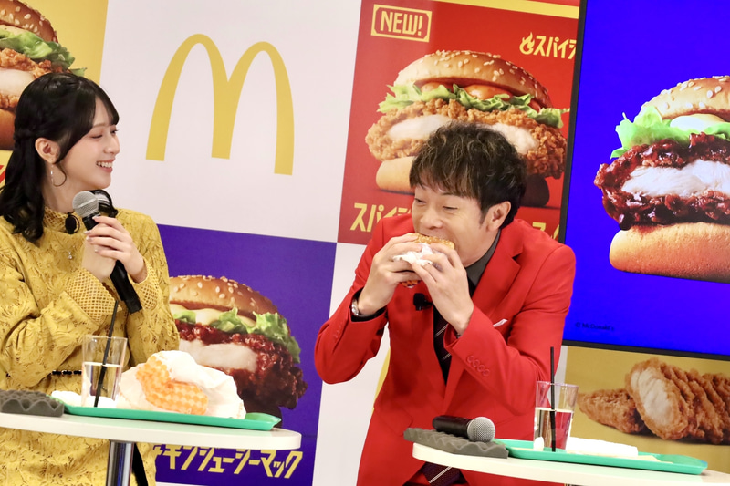 てりやき好きだという陣内さんは「てりやきチキンジューシーマック」に美味しそうにかぶりついた