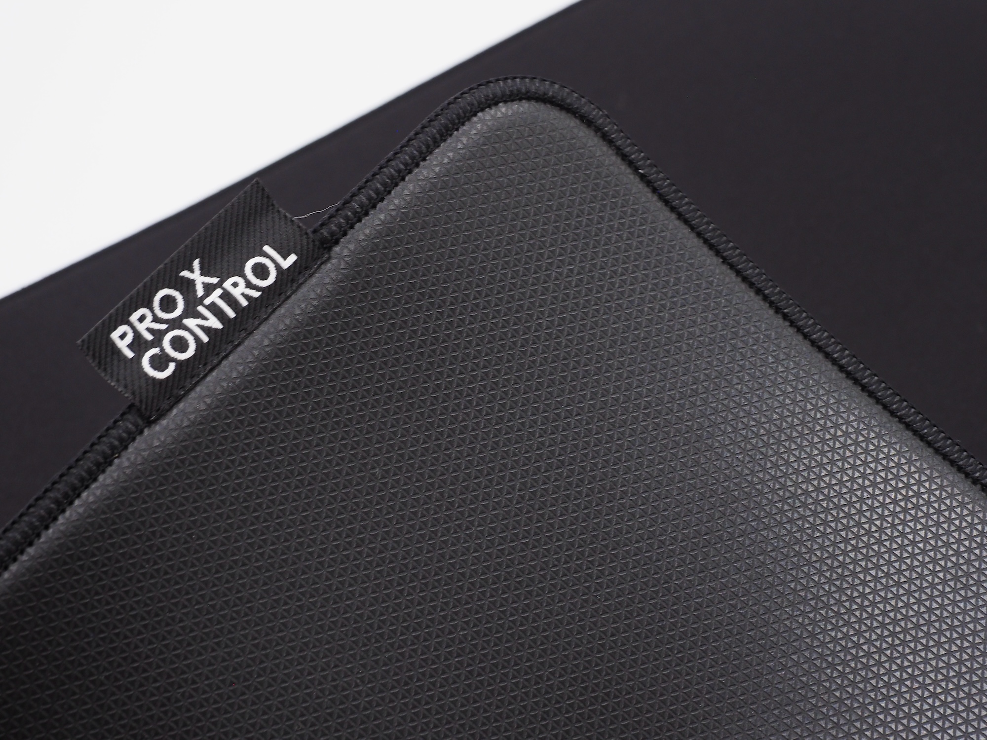 裏面は「Slimflex」を採用。机にピタッとくっつきズレにくい