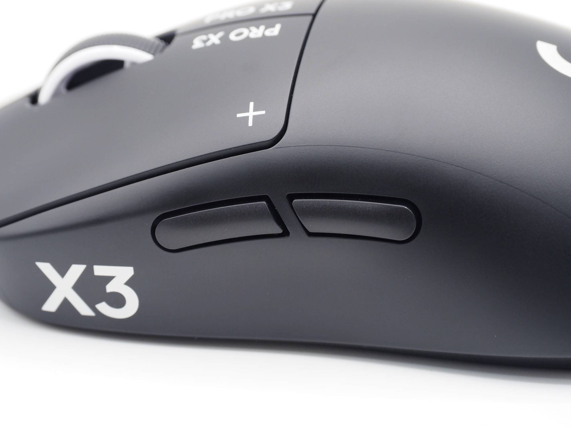 サイドボタンは左側に2つ搭載。「X3」のロゴもカッコいい