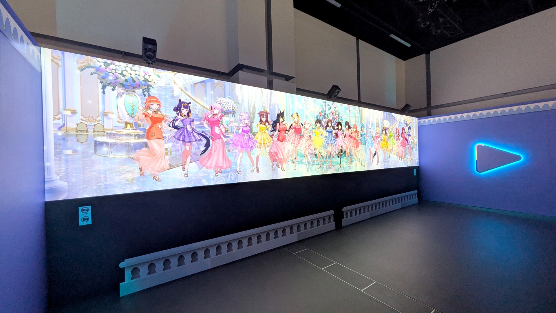 ドレスを纏ったホロメンの姿を特大の横長モニターで堪能しつつ、文字通りメッセージを浴びられる「OPENING THEATER」