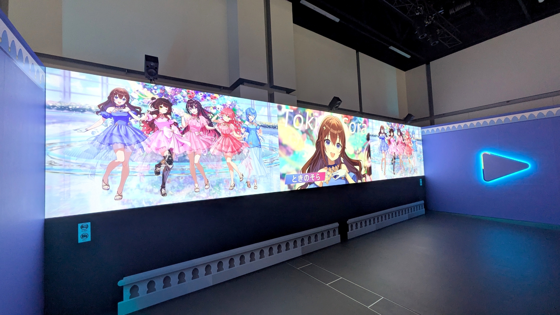 ドレスを纏ったホロメンの姿を特大の横長モニターで堪能しつつ、文字通りメッセージを浴びられる「OPENING THEATER」