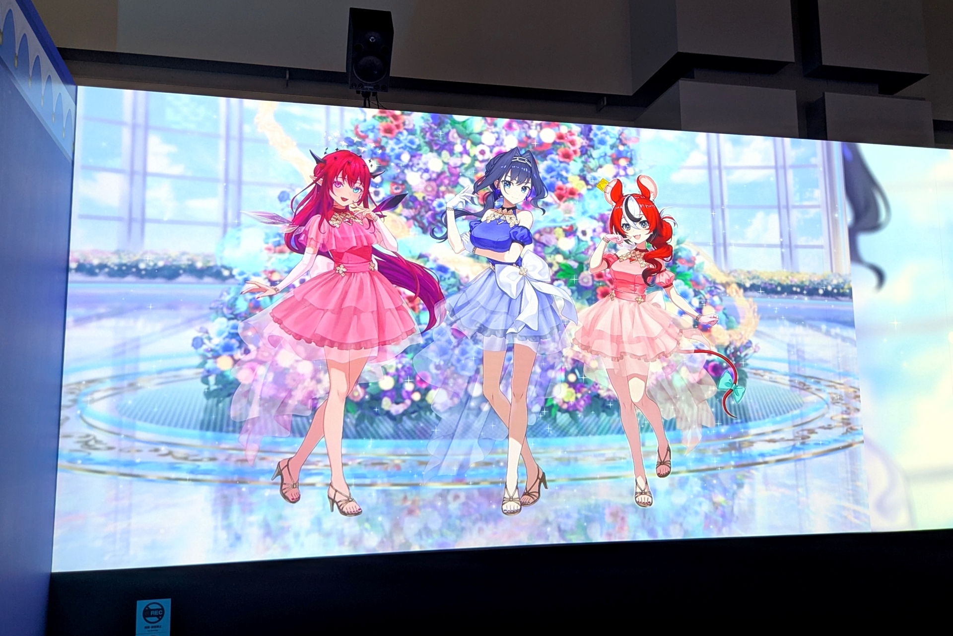 ドレスを纏ったホロメンの姿を特大の横長モニターで堪能しつつ、文字通りメッセージを浴びられる「OPENING THEATER」