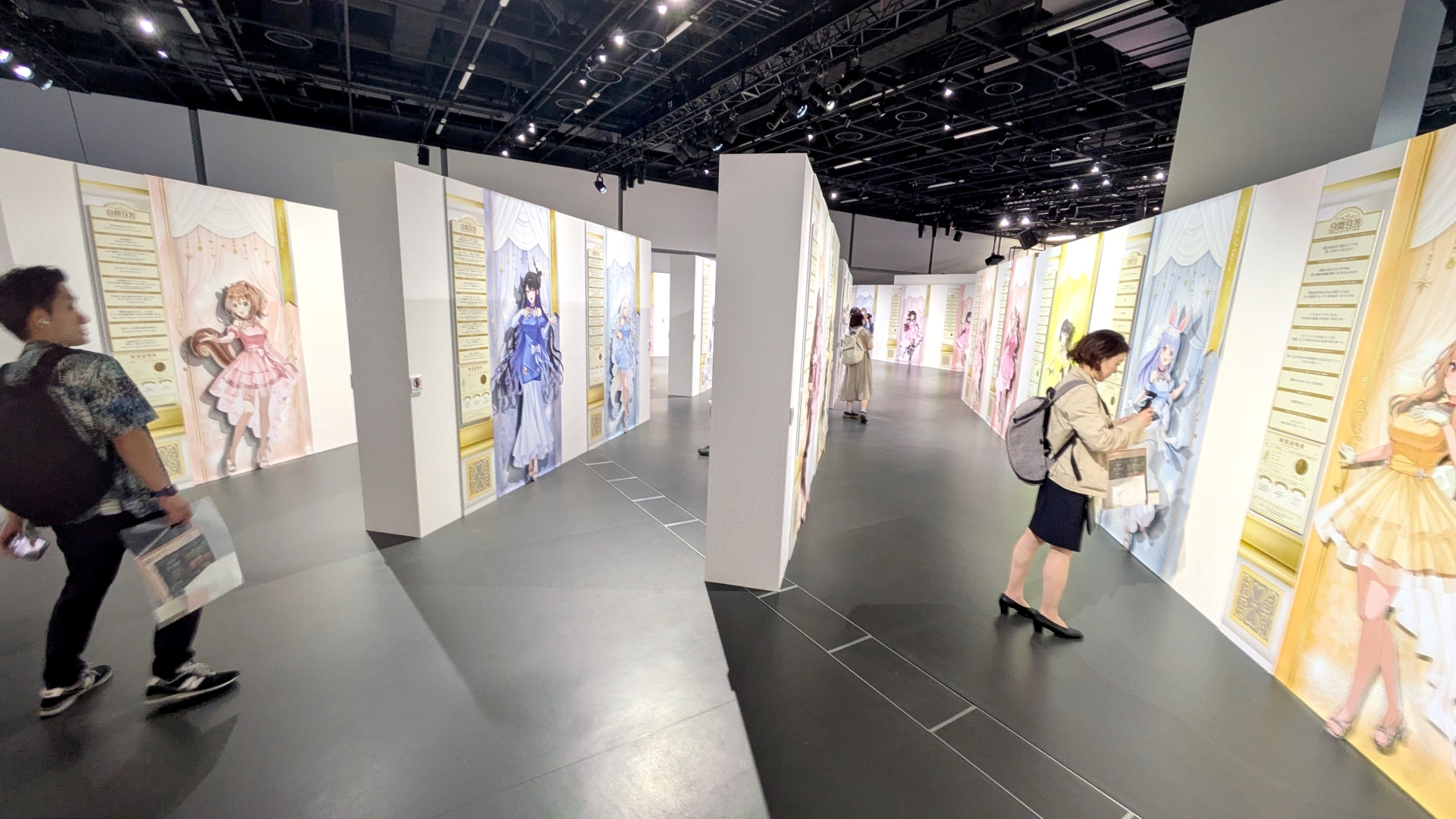 「hololive PARTY TIME」はそもそもエリアが広い上、入り組んだ構成になっておりさながら宝探しのよう。ここに全63名分の展示が凝縮されている