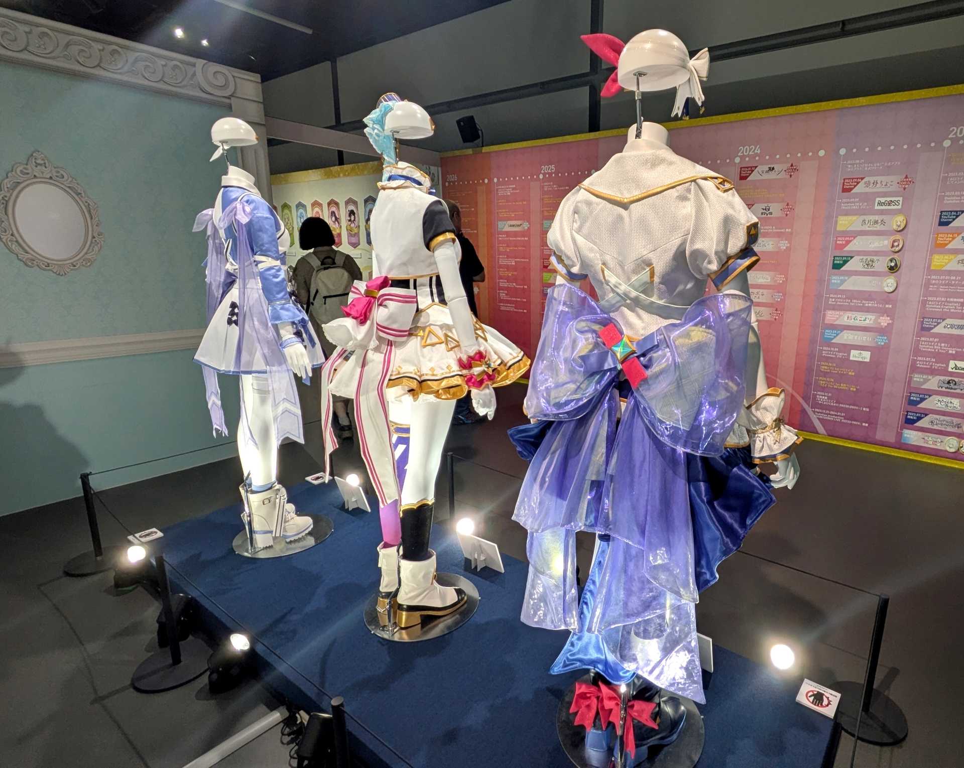 それぞれ”アイドル感”を強く感じられるデザインでありながら、全く異なるデザインであることから毎度お披露目が楽しみなアイドル衣装。ときのそらさんのイメージやモチーフを感じつつ、後ろからも見られる珍しい機会でもある