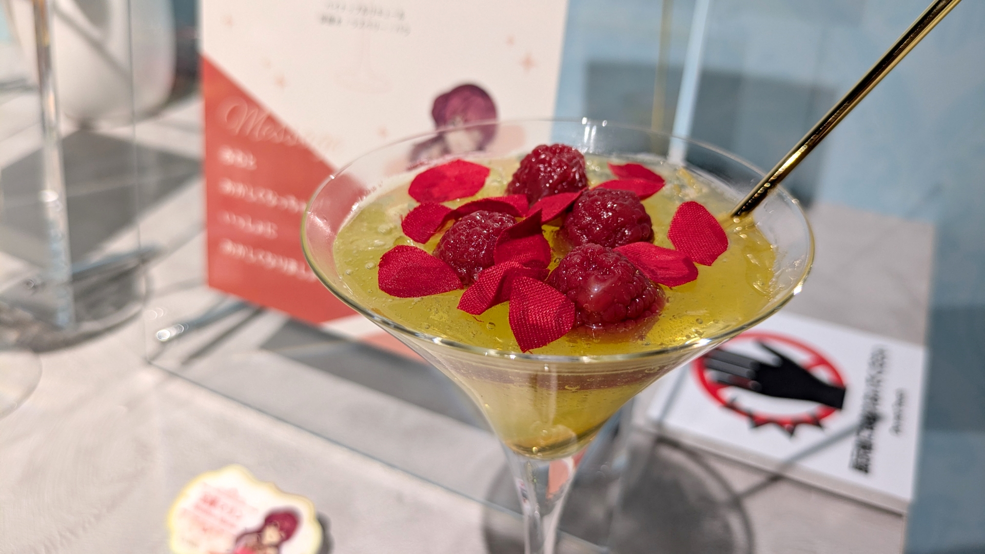 一例として、宝鐘マリンさんのウェルカムドリンクは「マリンのデンジャラスカクテル♡」。パイナップルリキュールがベースで、デンジャラスマリンスメルが入っているらしい