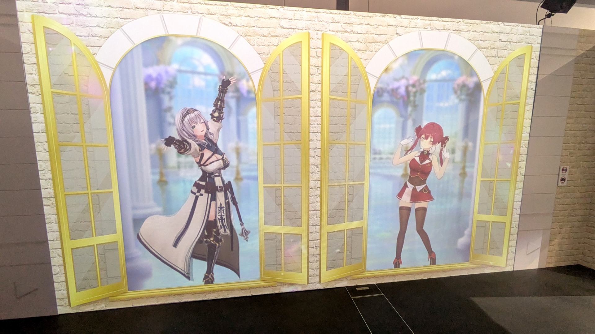 最後の展示となり、見慣れた通常衣装で見送ってくれる「SEE OUT hololive」。台詞はなくとも動きから”らしさ”が感じられて楽しい。なお、ときのそらさんは新メイクアップの姿で登場