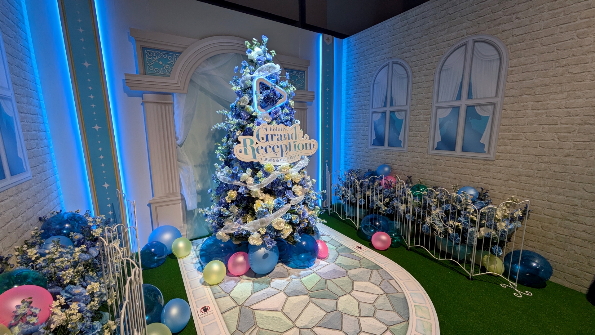 ロゴがかかったツリーが出迎える「WELCOME AREA」