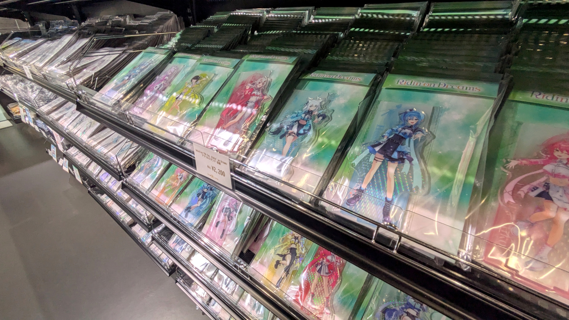 本展のオリジナルグッズがところ狭しと販売されている