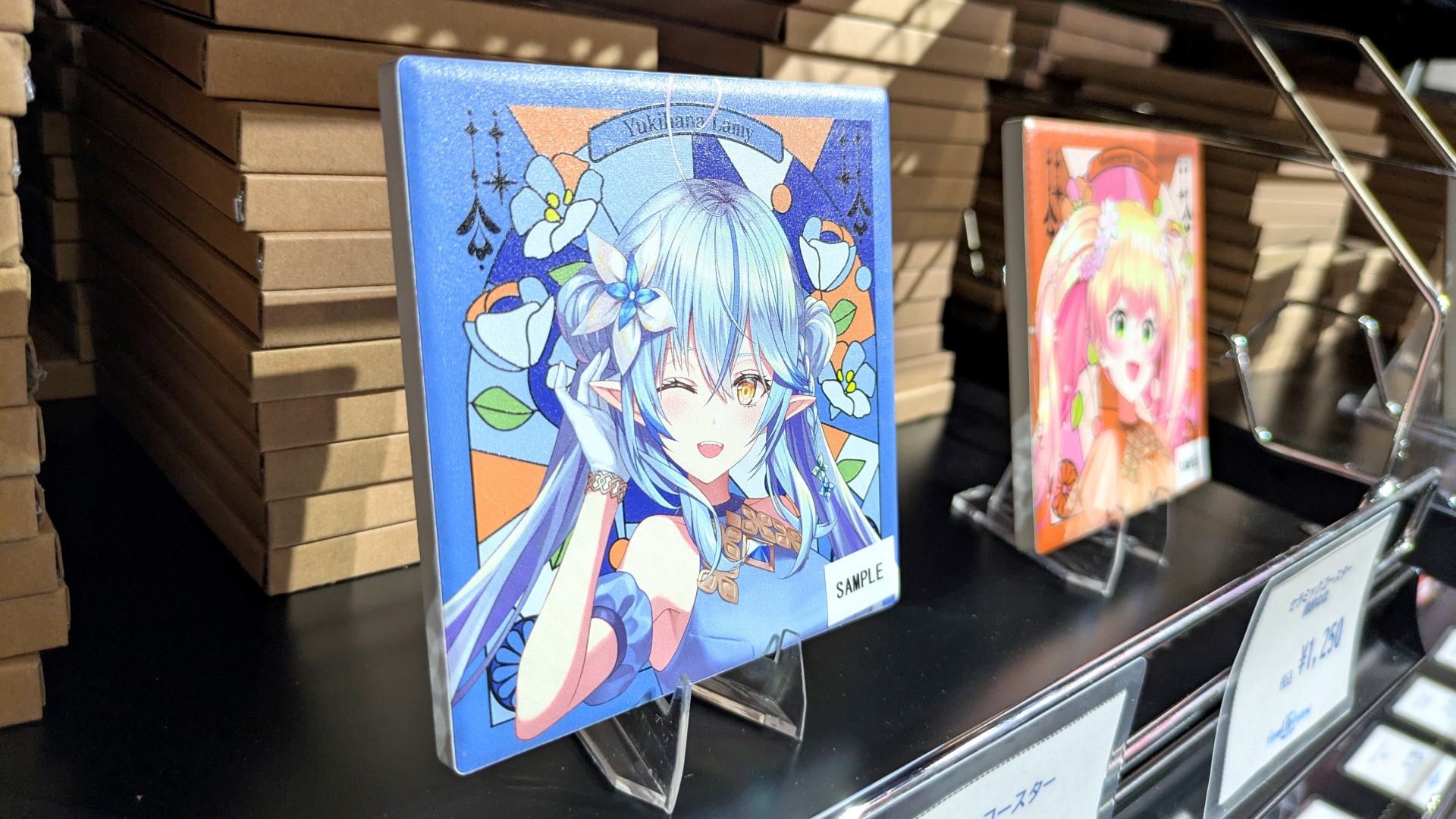 本展のオリジナルグッズがところ狭しと販売されている