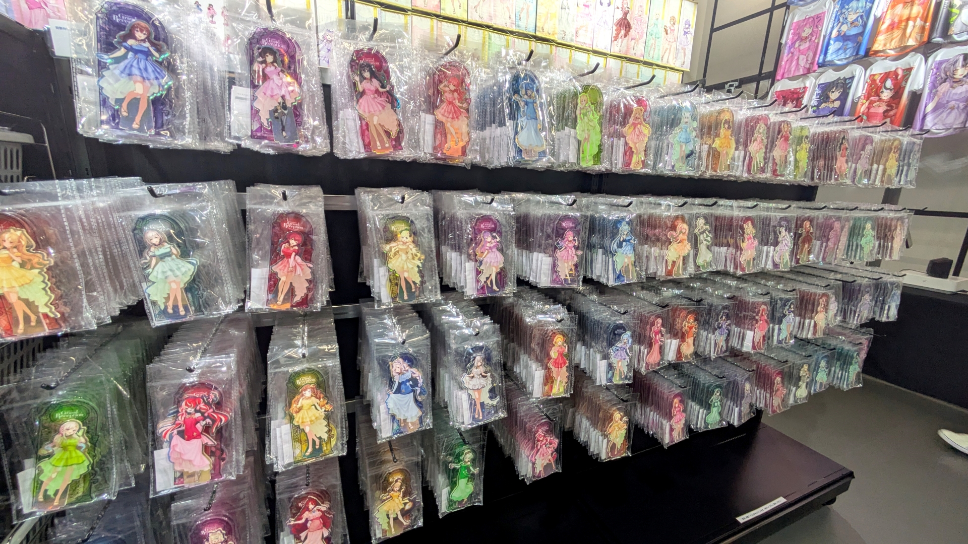 本展のオリジナルグッズがところ狭しと販売されている