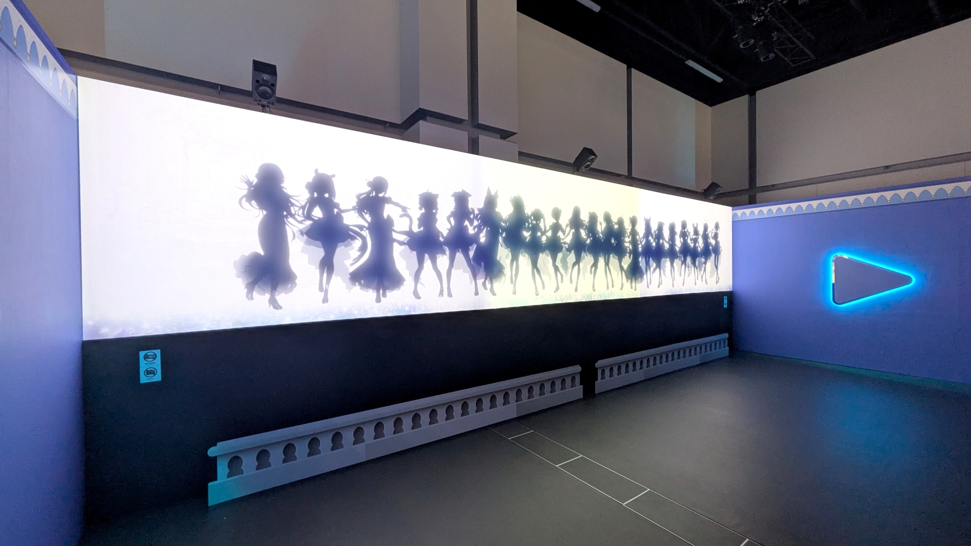 ドレスを纏ったホロメンの姿を特大の横長モニターで堪能しつつ、文字通りメッセージを浴びられる「OPENING THEATER」
