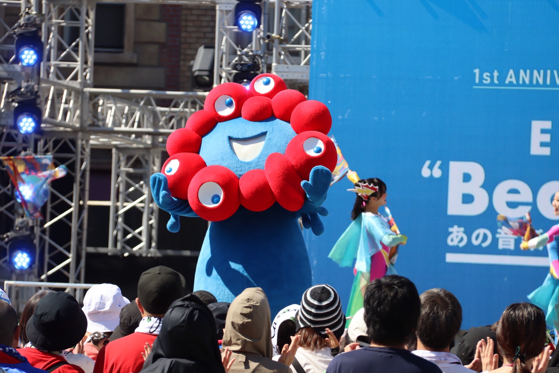 ミャクミャクとUSJのキャラクターも共演した
