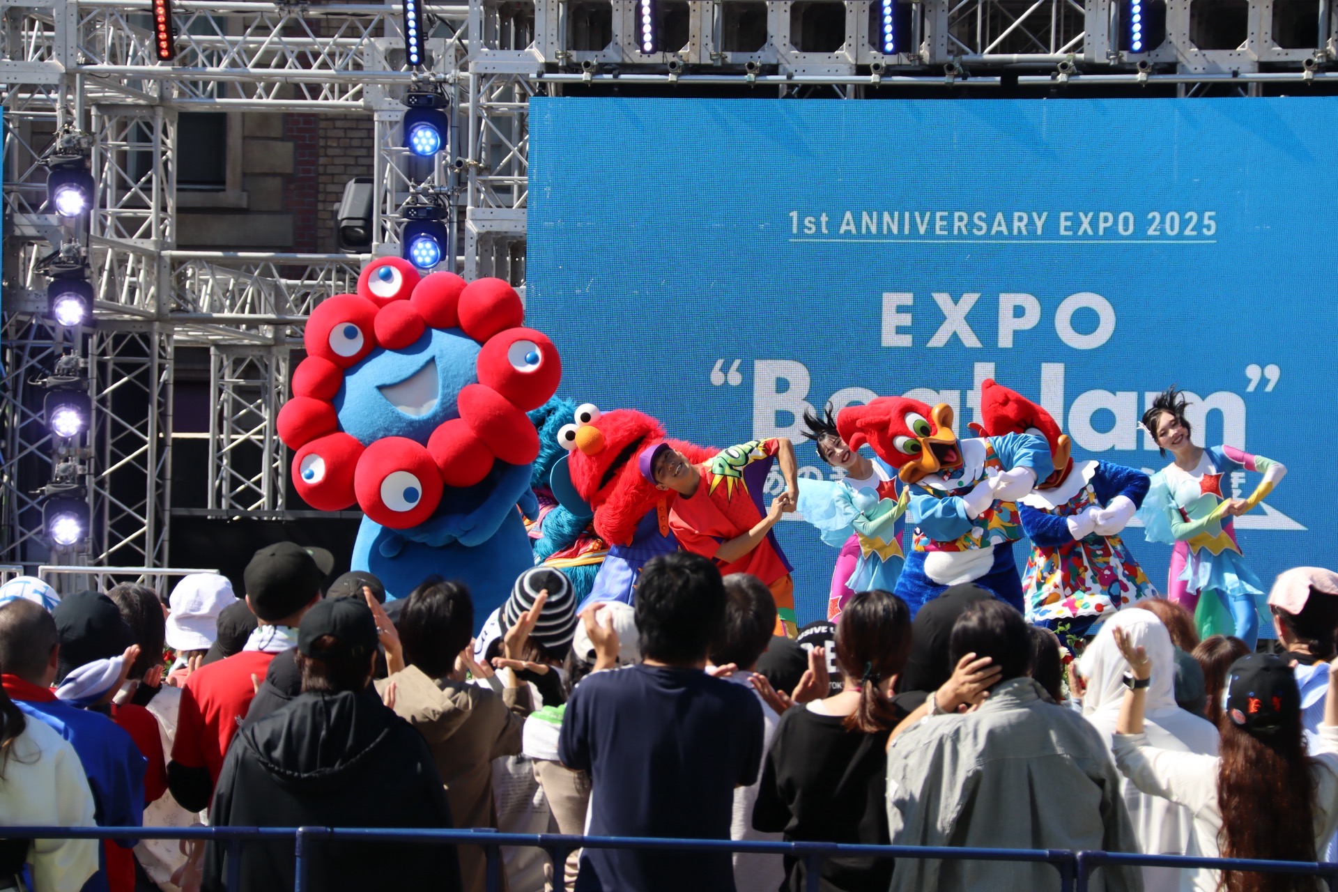 ミャクミャクとUSJのキャラクターも共演した