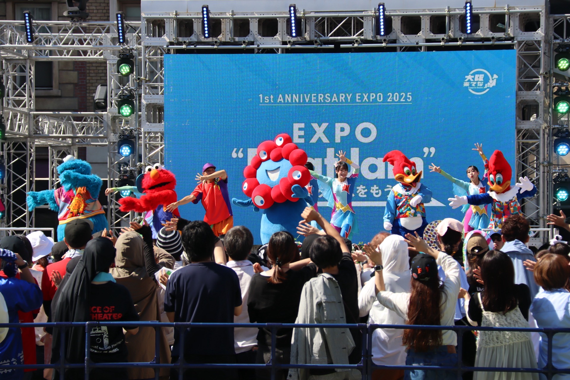 ミャクミャクとUSJのキャラクターも共演した