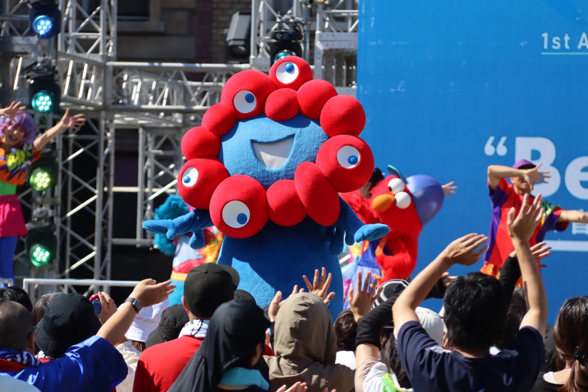 ミャクミャクとUSJのキャラクターも共演した