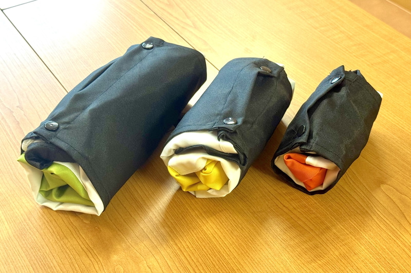 丸めて畳むと巻き寿司に！ Sが鉄火巻き、Mがお新香巻き、Lがかっぱ巻きだ