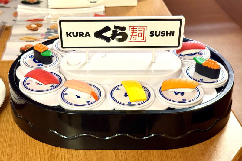 スイッチを入れるとお寿司が回ってくる！ 「おうちで回転寿司」3,080円。写真のお寿司フィギュアは実際のビッくらポン！で当たるものでこの商品には付属しない。見事にジャストサイズなので、一緒に集めてディスプレイするのも楽しそうだ