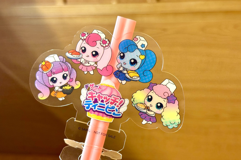 「つぶつぶいちごミルク」は飾れるストローチャーム付き