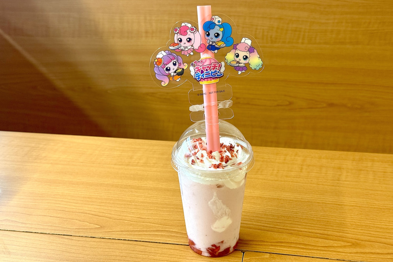 チャームとドリンクの色合いがポップでかわいい