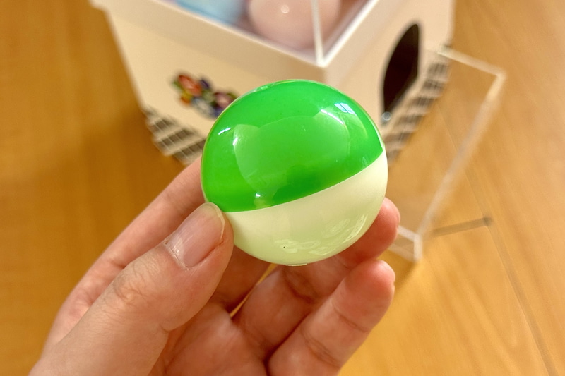 付属のカプセルは中身が見えない仕様なので、何が出るかは開けてからのお楽しみだ