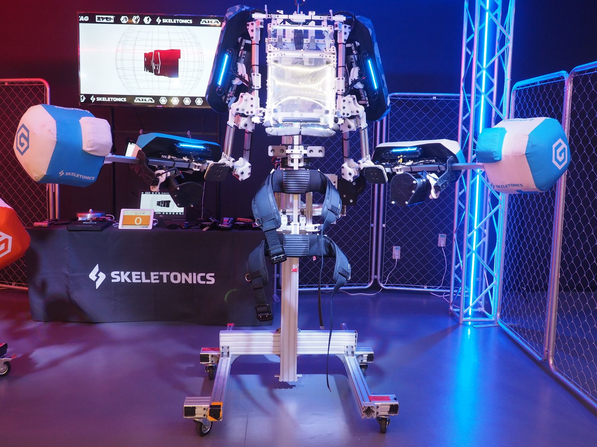 ROBOT FIGHTで使われるロボットスーツ。こちらはフレームがアルミ製となっている